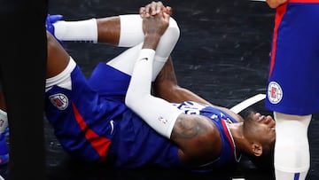 Los Angeles (United States), 22/03/2023.- LA Clippers forward Paul George lies on the ground after appearing to injure his knee during the fourth quarter of the NBA basketball game between the Los Angeles Clippers and the Oklahoma City Thunder at Crypto.com Arena in Los Angeles, California, USA, 21 March 2023. (Baloncesto, Estados Unidos) EFE/EPA/CAROLINE BREHMAN SHUTTERSTOCK OUT
