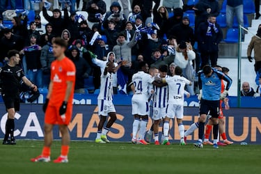 

No hizo gol, pero el primero del equipo pepinero se debe a su buen hacer. Su control a un pase largo es para guardarlo en la videoteca. Luego su visión le permitió asistir a su compañero Millán adelantara a su equipo.