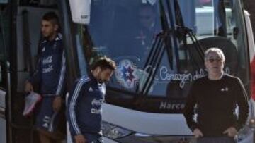 Argentinian Football Association president Luis Segura (R) looks on as Argentina's forward Ezequiel Lavezzi (C) and midfielder Roberto Pereyra in La Serena on June 16. AFP PHOTO / JUAN MABROMATA