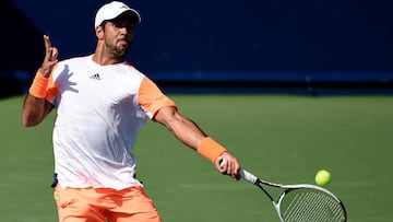 Fernando Verdasco devuelve una bola durante su partido ante Andreas Seppi en el ATP Dubai Duty Free.