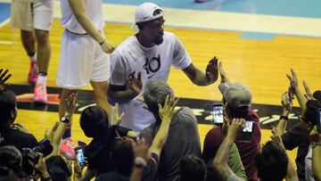 Manila (Philippines), 08/07/2018.- Golden State Warriors forward Kevin Durant (C) greets fans during a basketball exhibition game in Quezon City, east of Manila, Philippines, 08 July 2018. Durant is in Manila for a promotional tour. (Baloncesto, Filipinas) EFE/EPA/MARK R. CRISTINO