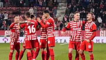 GIRONA, 17/02/2023.- Los jugadores del Girona celebran el gol de su equipo ante la UD Almería, durante el encuentro de la jornada 22 de Liga en Primera División que se disputa hoy viernes en el estadio de Montilivi, en Girona. EFE/David Borrat.