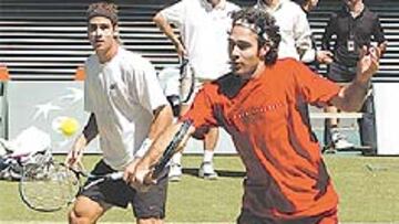 <b>OPTIMISTAS.</b>
Álex Corretja y Feliciano López, pareja inédita en la Copa Davis, reconocen que han jugado pocos partidos juntos y que será difícil ganar el dobles. Sin embargo, ambos coinciden en señalar que su compenetración ha sido más sencilla de lo esperado.