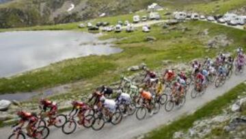 <b>COLOSOS. </b>El pelotón, a su paso por la Croix de Fer, un coloso alpino.