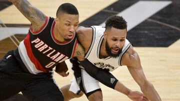 SAN18. SAN ANTONIO (TX, EE.UU.), 15/03/2017.- El jugador de Spurs Paty Mills (d) disputa el balón con Damian Lillard (i), de Blazers, hoy, miércoles 15 de marzo de 2017, durante un partido por la NBA entre Trail Blazers de Portland y Spurs de San Antonio, en San Antonio, Texas (EE.UU.). EFE/Darren Abate