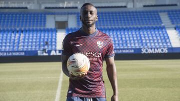 Lago Junior, durante su presentaci&oacute;n oficial con el Huesca.