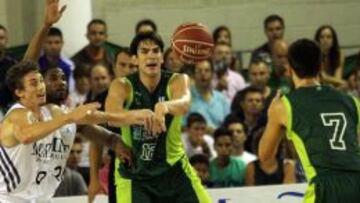Carlos Suárez pasa el balón ante el Real Madrid.