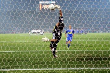 Mayer Candelo tuvo un regular paso por la U, pero es recordado por el penal de la final de 2006 ante Colo Colo.