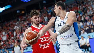 RIGA (Latvia), 12/09/2025.- Konstantinos Mitoglou of Greece and Alperen Sengun (L) of Turkey in action during the FIBA EuroBasket 2025 semi-final basketball match between Greece and Turkey in Riga, Latvia, 12 September 2025. (Baloncesto, Grecia, Letonia, Turquía) EFE/EPA/TOMS KALNINS