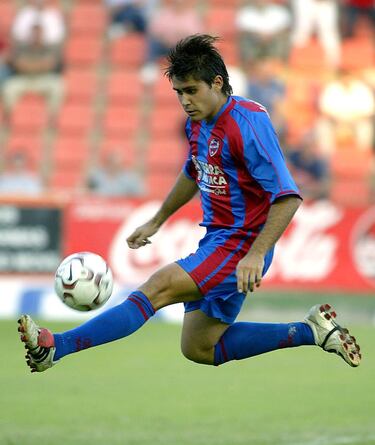 Aganzo llegó al Levante en busca de minutos y continuidad, y encontró un entorno ideal para demostrar su capacidad goleadora. En Segunda División, fue un delantero eficaz, aportando goles importantes que ayudaron al equipo a su subir de categoría. Aunque su estancia fue breve, dejó huella como un atacante comprometido.