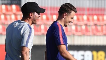 Santiago Arias y Diego Simeone durante un entrenamiento con el Atlético de Madrid