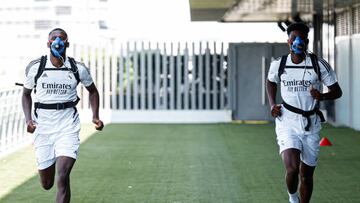 Tchouameni y Rudiger con la máscara de hipoxia en el entrenamiento con el Real Madrid.