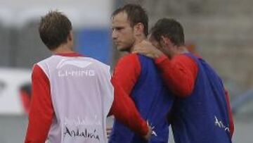 <b>TENSIÓN. </b>De Mul y Guarente se llevan a Rakitic tras encararse éste con Deivid.