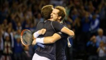Andy Murray se abraza a su hermano Jamie tras conseguir la victoria