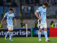 Marcos Alonso y Pablo Durán, jugadores del Celta, cabizbajos en Friburgo.