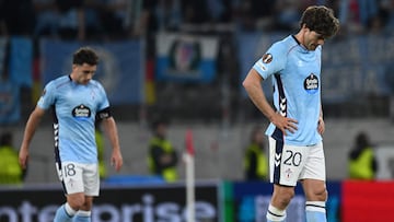 Marcos Alonso y Pablo Durán, jugadores del Celta, cabizbajos en Friburgo.