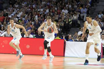 Jaycee Carroll Luka Doncic y Gustavo Ayón.