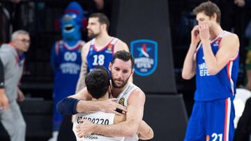 TOL01. ESTAMBUL (TURQU&Iacute;A), 07/12/2018.- Los jugadores del Real Madrid, el base argentino Facundo Campazzo (i) y el alero Rudy Fern&aacute;ndez (c-d), celebran tras vencer su encuentro de Euroliga disputado entre Anadolu Efes y Real Madrid disputado en Estambul (Turqu&iacute;a) hoy, 7 de diciembre de 2018. EFE/ Tolga Bozoglu