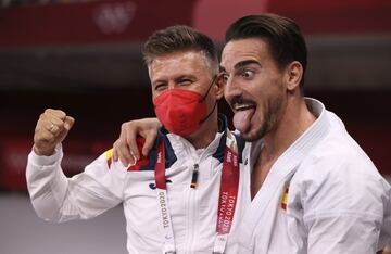 Damián Quintero celebra la medalla de planta. 