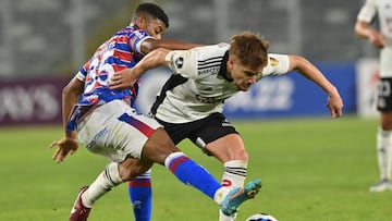 Chile's Colo Colo Argentine Leonardo Gil (R) and Brazil's Fortaleza Hercules vie for the ball during their Copa Libertadores group stage football match, at the Monumental David Arellano stadium in Santiago, on May 25, 2022. (Photo by MARTIN BERNETTI / AFP) (Photo by MARTIN BERNETTI/AFP via Getty Images)