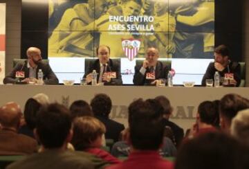 Encuentro con los Ases en el saln de actos de Caja Rural en Sevilla con directivos, jugadores y aficin del conjunto hispalense. 