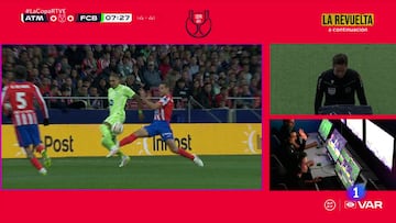 La entrada de Azpilicueta a Raphinha que Munuera Montero revisó en el monitor del VAR por una potencial tarjeta roja que dejó en amarilla.