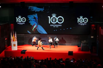 Exhibición de espada ropera en la gala del centenario de la RFEE. 