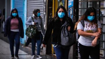 AME2330. BUENOS AIRES (ARGENTINA), 13/04/2020.- Un grupo de mujeres que usan tapabocas caminan por una calle de Buenos Aires hoy lunes, luego de que el Gobierno anunciara el uso obligatorio de tapa boca a partir del 15 de abril. Argentina abri&oacute; un nuevo tramo de la cuarentena social obligatoria para frenar los contagios por el coronavirus, que durar&aacute; hasta al menos el 26 de abril y en el que, adem&aacute;s de aceptar excepciones como la reapertura de los bancos, se promover&aacute; el uso de la mascarilla en lugares p&uacute;blicos cerrados. EFE/Juan Ignacio Roncoroni