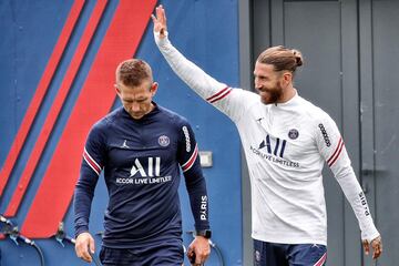 Primer entrenamiento del jugador nacido en Camas con el club parisino. 