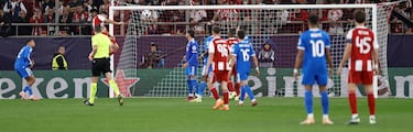 2-3. Centro de Santiago Hezze al corazón del área y Mehdi Taremi, libre de marca, remata de cabeza al palo largo de Andriy Lunin, imparable para el portero del Real Madrid.