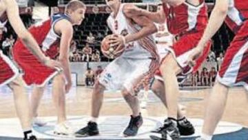 <b>QUEBRADERO DE CABEZA. </b>La defensa rusa se centró en parar a Ricky Rubio y España supo aprovecharse de ello.