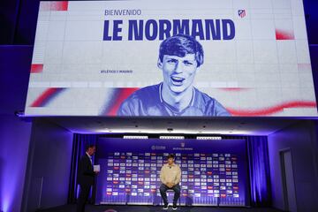 El defensa internacional español Robin Le Normand durante su presentación como nuevo jugador del Atlético de Madrid.