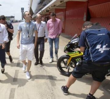 Andrés Iniesta visita los boxes de Yamaha y Honda