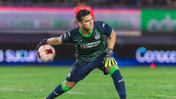 Sebastián Jurado tiene el balón en un partido de Cruz Azul.