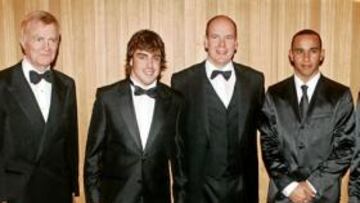 <b>FOTO DE FAMILIA. </b>Max Mosley, presidente de la FIA, posa junto a un melenudo Fernando Alonso, Alberto de Mónaco, Lewis Hamilton y Kimi Raikkonen.