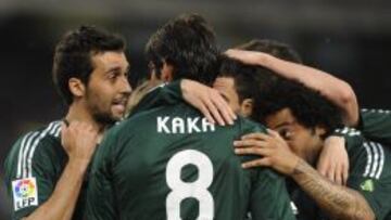 Marcelo, abrazado a Kaká y Arbeloa tras un gol.