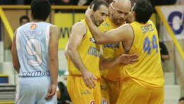 Patrick Saez felicita a sus compañeros.