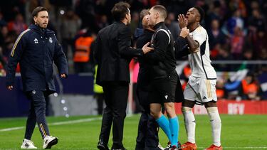Vinicius se encara con Simeone después de que el técnico rojiblanco pidiera la segunda amarilla para el brasileño al final de los 90 minutos.