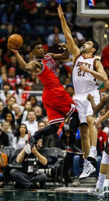 Jimmy Butler, ante Zaza Pachulia.
