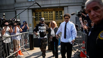 Janice Combs, madre de Sean "Diddy" Combs, y su nieto Justin Dior Combs, salen del tribunal federal durante el juicio de P. Diddy en Manhattan, Nueva York.