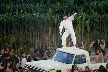 Bad Bunny nos llevó a la provincia puertorriqueña durante su show de medio tiempo en el Super Bowl LX. Arriba del coche transitó hacia sus grandes éxitos del momento, como NuevaYol y Baile Inolvidable.