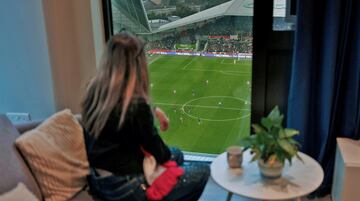 Cualquier sitio es bueno para disfrutar de un partido de ftbol en vivo y en directo, pero ninguno como tu propia casa. Noemi Oberhauser, una residente de un bloque de pisos con vistas al Gtech Community Stadium, observa el partido de la Premier League entre el Brentford FC y el Liverpool FC (0-2) disputado ayer en Brentford, Inglaterra. 