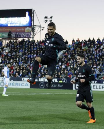 Casemiro scores the second goal for Real Madrid after a great pass from Lucas Vázquez.