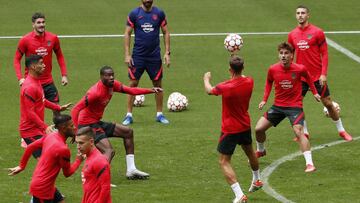 Los jugadores del Atl&eacute;tico durante el entrenamiento. 