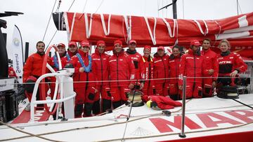 La Infanta Elena, cuarta por la izquierda en la tripulaci&oacute;n del Mapfre en la salida de la regata en puerto de Newport.