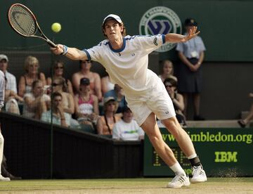 Andy Murray debutó profesionalmente en el tenis en Wimbledon en 2005, con 18 años. Cayó en Tercera ronda