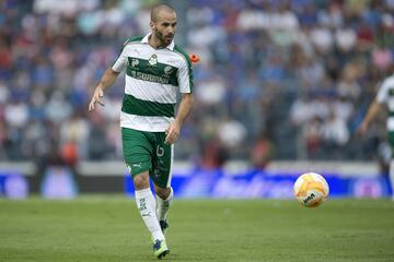 El volante catalán llegó Santos Laguna para disputar el Clausura 2012. Con los Guerreros ganó el título en ese mismo semestre. El exjugador del Barcelona se volvió en una pieza angular en la mitad de la cancha y militó cuatro temporadas con los albiverdes. 