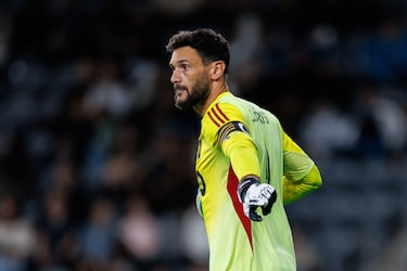  Campeón del mundo con Francia y el capitán y portero titular del Tottenham Hotspur durante más de una década. Lloris emprendió un nuevo reto en el fútbol profesional y actualmente juega en la Major League Soccer (MLS) de Estados Unidos, defendiendo la portería del LAFC (Los Angeles Football Club).