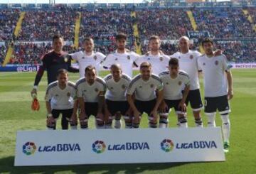 El once inicial del Valencia. De pie: Diego Alves, Javi Fuego, André Gomes, Mustafi, Abdennour y Dani Parejo. Agachados: Piatti, Alcácer, Feghouli, Siqueira y Cancelo.