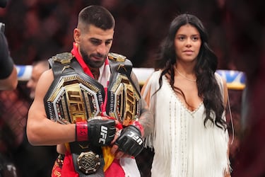 Ilia Topuria con sus dos cinturones de campeón de la UFC, el de peso pluma y el que ha ganado esta noche ante Charles Oliveira, el de peso ligero.